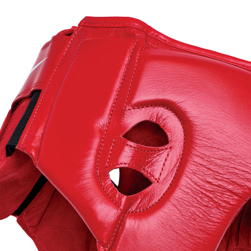 Red boxing headgear with 'Everlast' branding on a white background