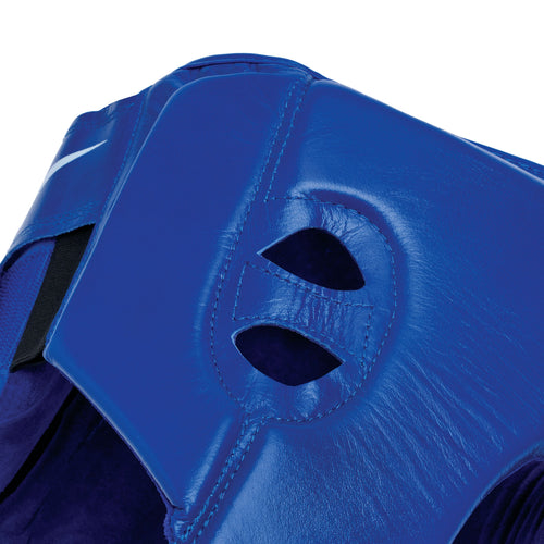 Blue boxing headgear with 'Everlast' branding on a white background